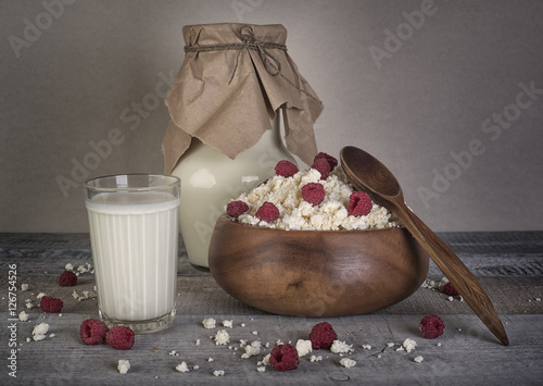 Obraz na płótnie dairy products, fresh milk and cottage with raw raspberry on woo w salonie