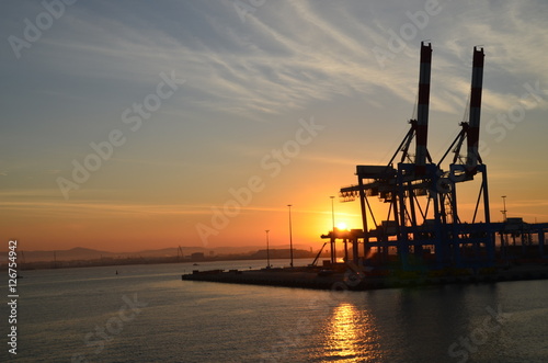 Silhouette Containerbrücke im Sonnenuntergang