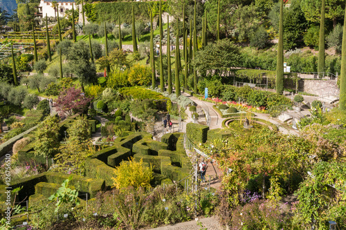 Giardini di Castel Trauttmanssdorff, Merano, Alto Adige, Italia. Scorcio del famoso giardino botanico dove 80 ambienti botanici prosperano e fioriscono piante da tutto il mondo