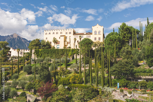 Giardini di Castel Trauttmanssdorff, Merano, Alto Adige, Italia. Scorcio del famoso giardino botanico dove 80 ambienti botanici prosperano e fioriscono piante da tutto il mondo