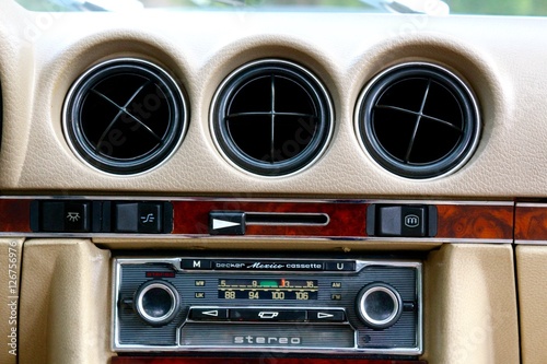 Vászonkép Vintage car radio