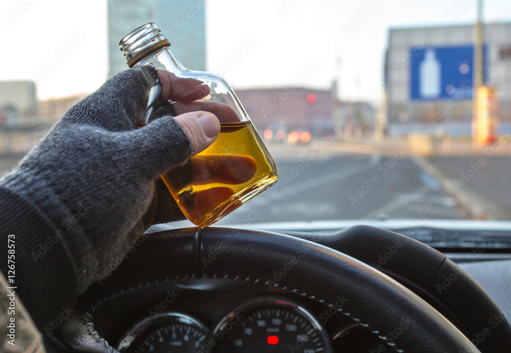 Alkohol trinken während der Fahrt mit einem Auto foto de Stock Adobe Stock