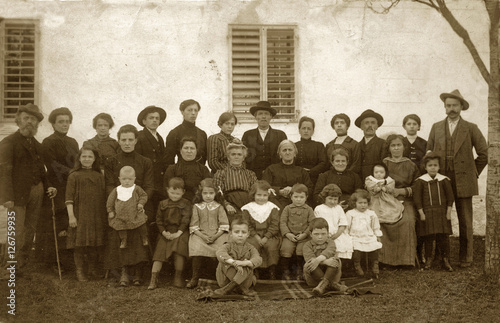 FOTO ANTICA CON GRUPPO IN POSA