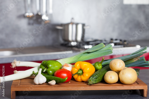 légumes variés sur une planche en bois dans une cuisine photo