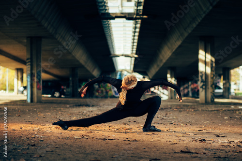 Canvas Print Attractive jazz ballerina dancing under the bridge
