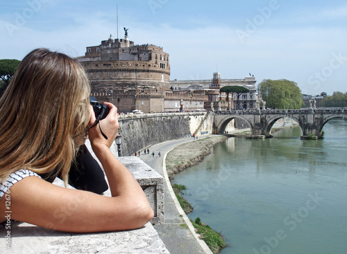 Touristin vor Engelsburg in Rom