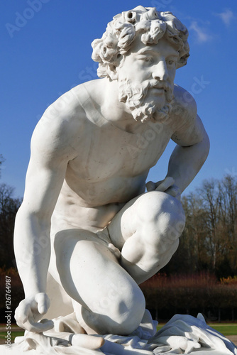 Statue de Pluton au parc de Chantilly, France