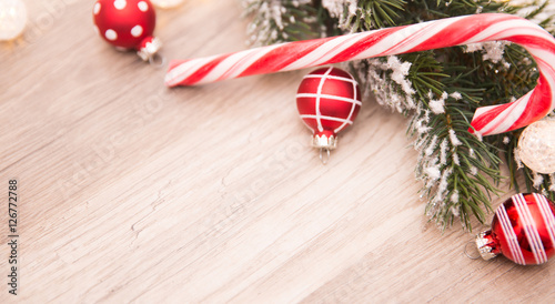 Rote Weihnachtskugeln mit Zuckerstange