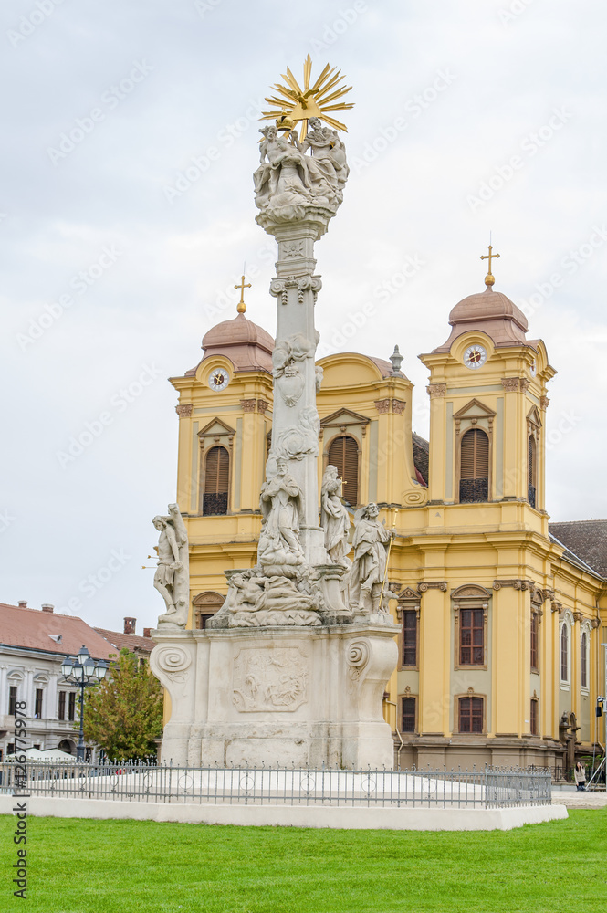 Obraz premium TIMISOARA, ROMANIA - 15 OCTOBER, 2016 Detail of the Holy Trinity Statue at Union square and Roman Catholic Episcopal Church
