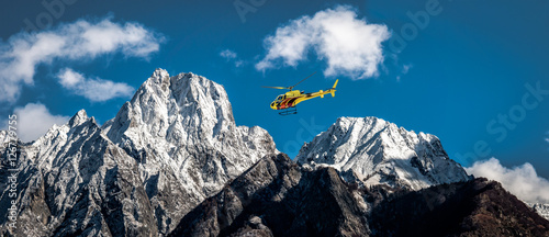 Elicottero in volo tra le montagne  photo