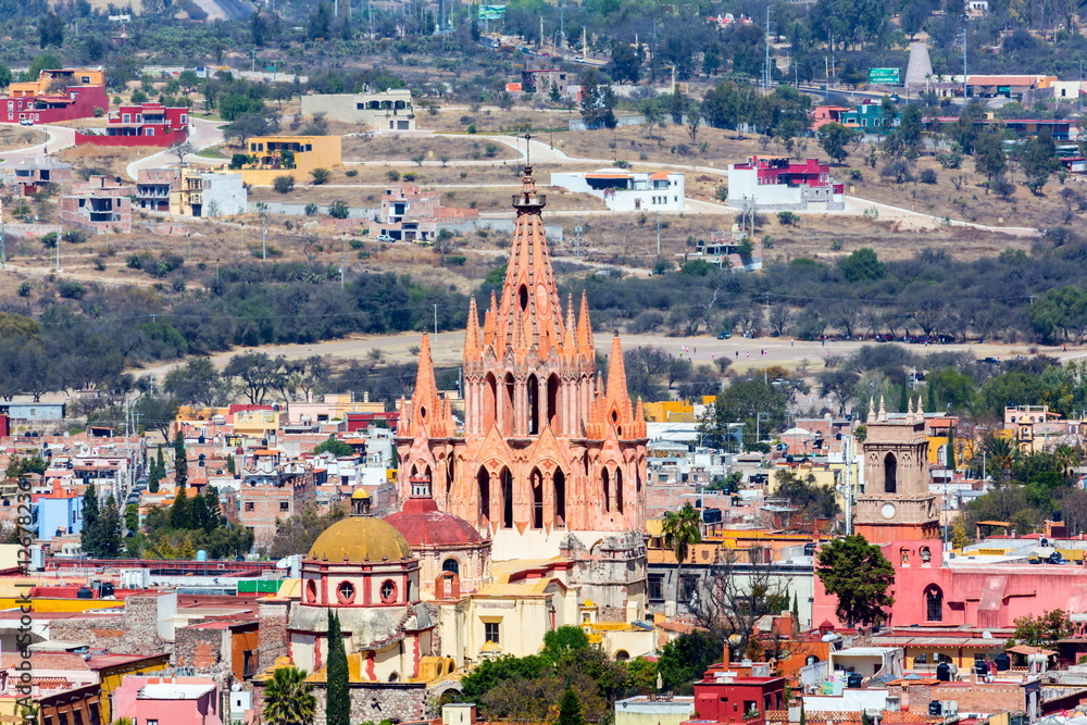 Fototapeta premium San Miguel de Allende, kolonialne miasto w centralnych wyżynach Meksyku, znane jest z barokowej hiszpańskiej architektury, kwitnącej sceny i festiwali kulturalnych. Gotycki kościół Parroquia de San Miguel Arca