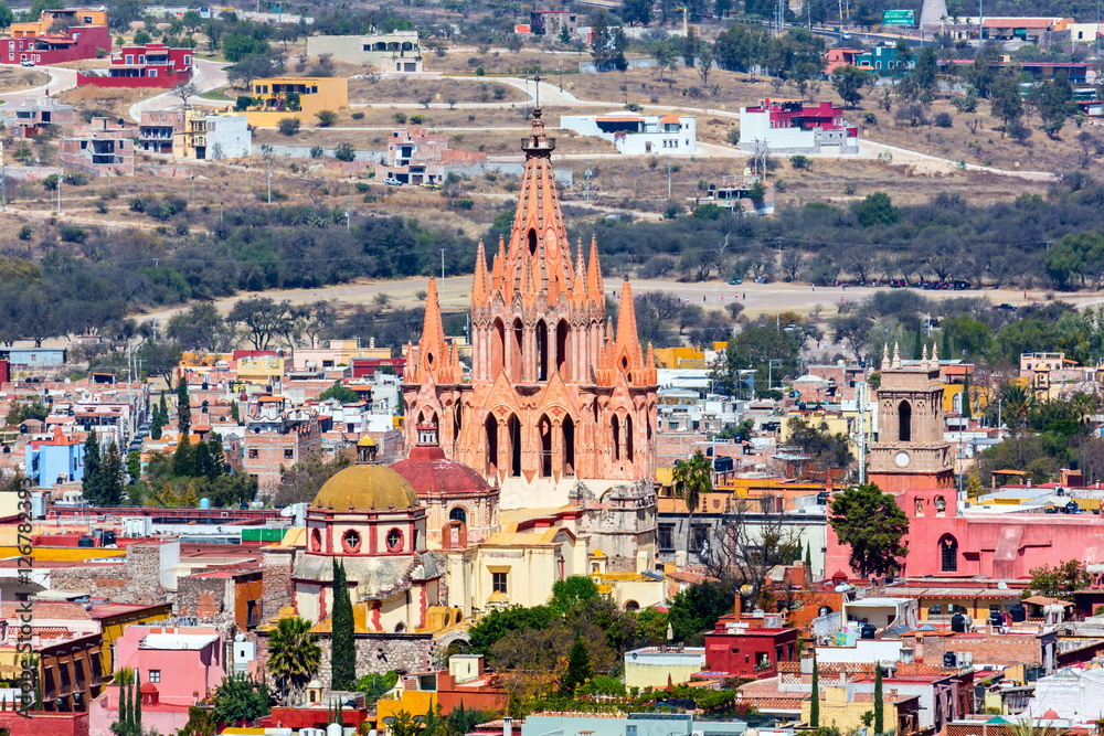 Fototapeta premium San Miguel de Allende, a colonial city in Mexicoâ??s central highlands, is known for its baroque Spanish architecture, thriving scene and cultural festivals. Gothic church Parroquia de San Miguel Arca