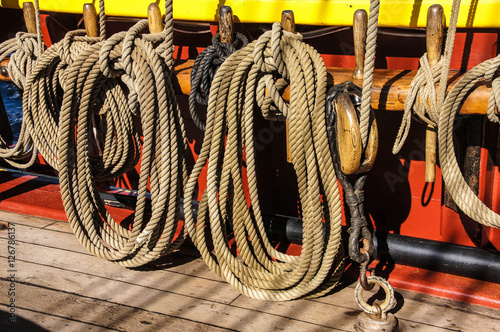 Coiled rope lines