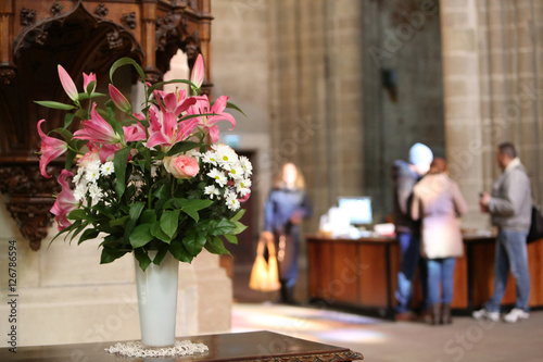 Bouquet de fleurs dans un vase. St. Pierre Cathedral. Suisse. photo