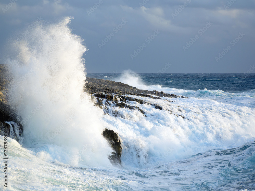 Fototapeta premium waves crashing on the rocks