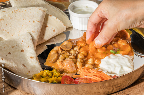 典型的なインドカレーとチャパティ　 chapati and curry lunch photo