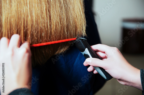 Hairdresser with machine for hair and hairbrush.