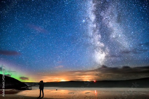 Milchstraße mit Polarlicht auf den Hebriden