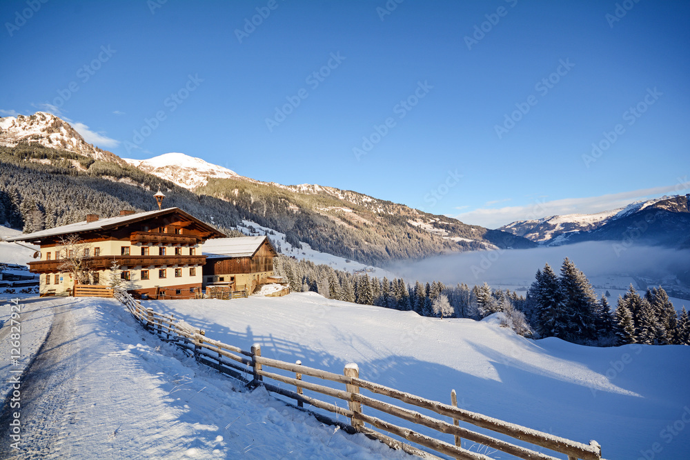Winterlandschaft in den Alpen mit Alm und Gebirgskette in Kärnten, Österreich Europa