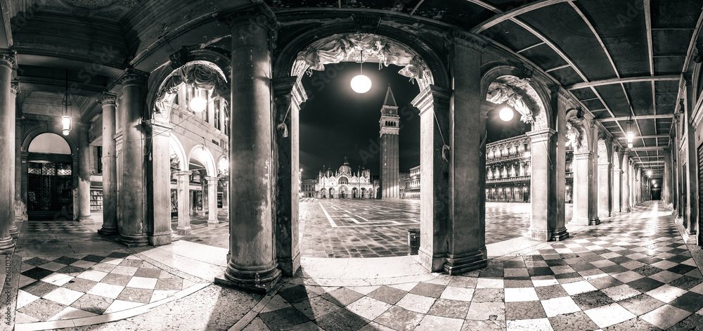 Naklejka premium Architektoniczna panorama Piazza San Marco i łuki, Wenecja