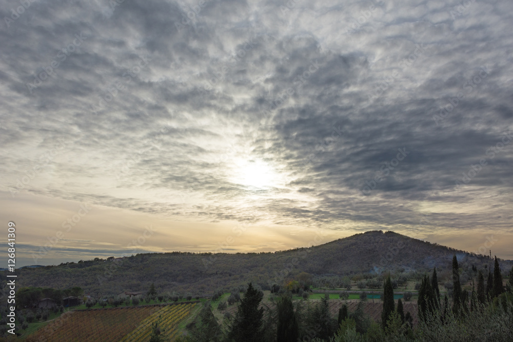 Fototapeta premium Nuvole sulla collina