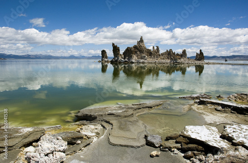 Tuffgestein und Säulen am Mono Lake in Kalifornien, USA