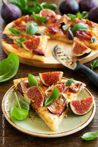 Pizza with figs, prosciutto and mozzarella
