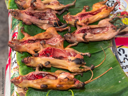 Rattenfleisch roh zum Verkauf auf dem Wochenmarkt. Asien Thailand.  photo