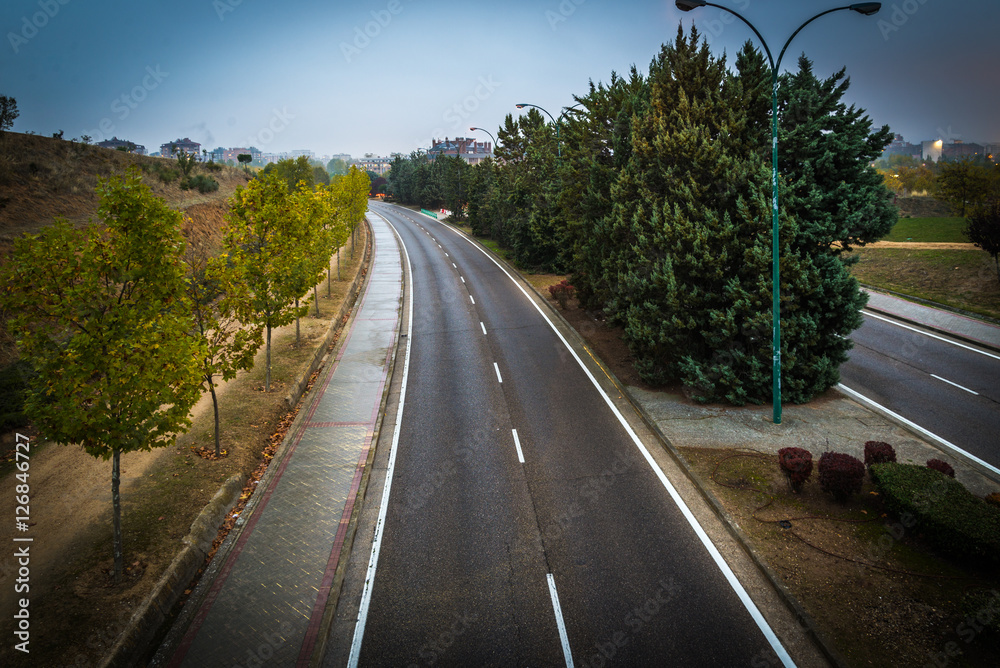 Fototapeta premium Autovía de dos carriles al anocher