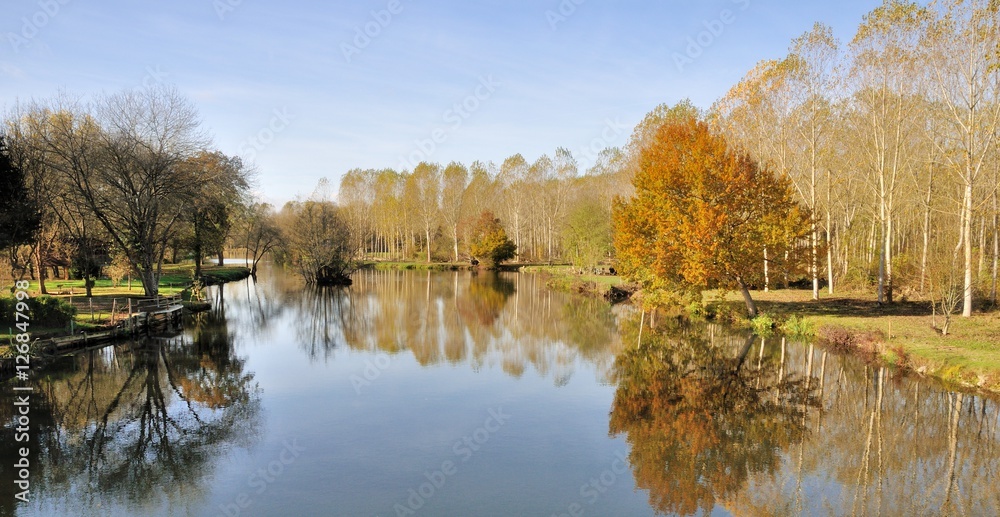 Foto Stock L'Indre et ses jolis paysages à Monts en IndreetLoire près
