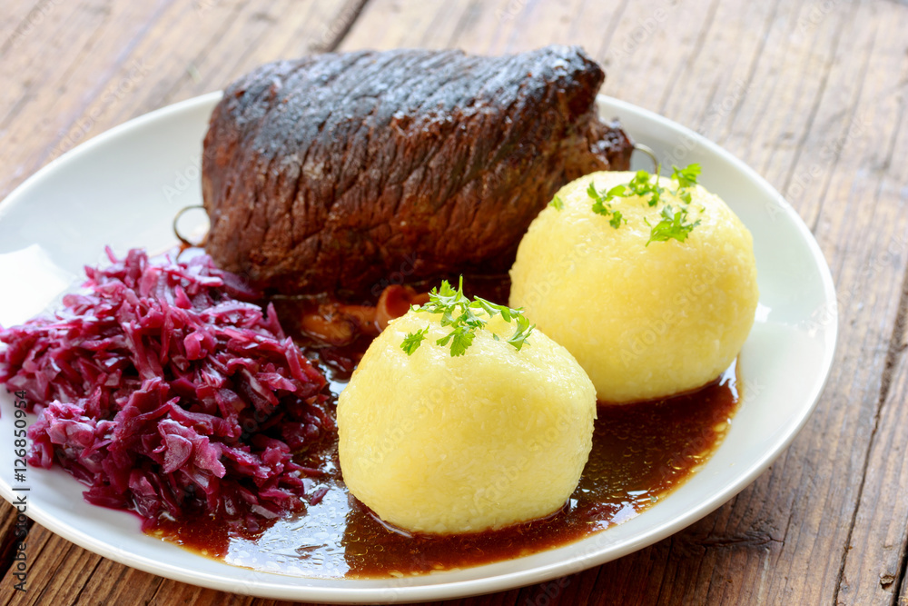 © juefraphoto - Rinderroulade mit Rotkohl © juefraphoto - Rinderroulade mit Rotkohl