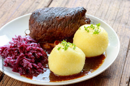 Rinderroulade mit Rotkohl photo