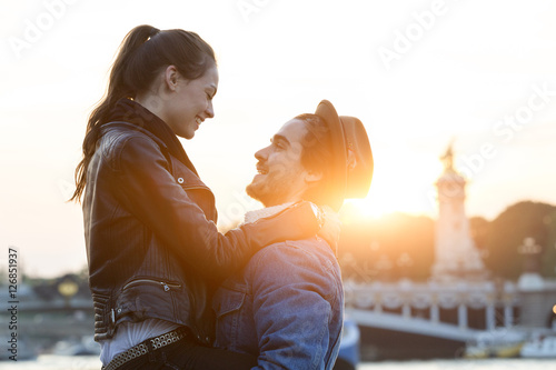 Canvas Print Young couple visiting paris