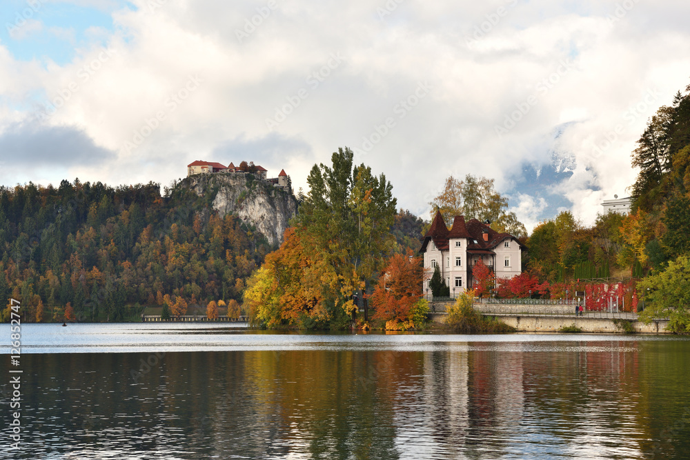 Obraz premium Lake Bled in Autumn Colors, Slovenia