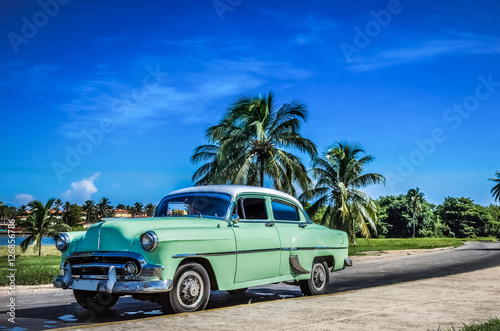 HDR - amerikanischer Chevrolet Oldtimer parkt vor dem Strand in Varadero Kuba-  Serie Kuba 2016 Reportage © mabofoto@icloud.com