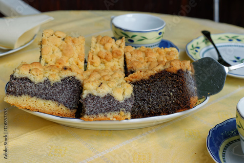 Selbstgebackener Mohnkuchen mit Streusel