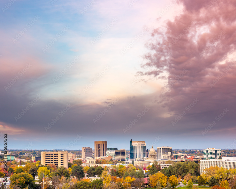 Obraz premium Dramatic sunrise over fall trees Boise