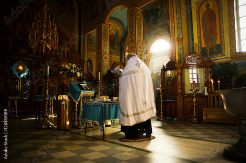 Священник читает молитву 