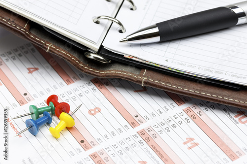 Kalender Terminplaner und Stift