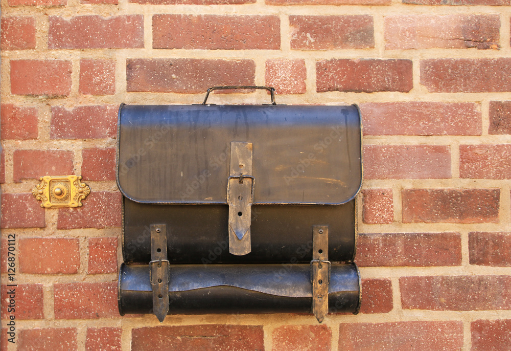 Ungewöhnlicher Briefkasten als Schultasche vor Ziegelwand Stock Photo |  Adobe Stock
