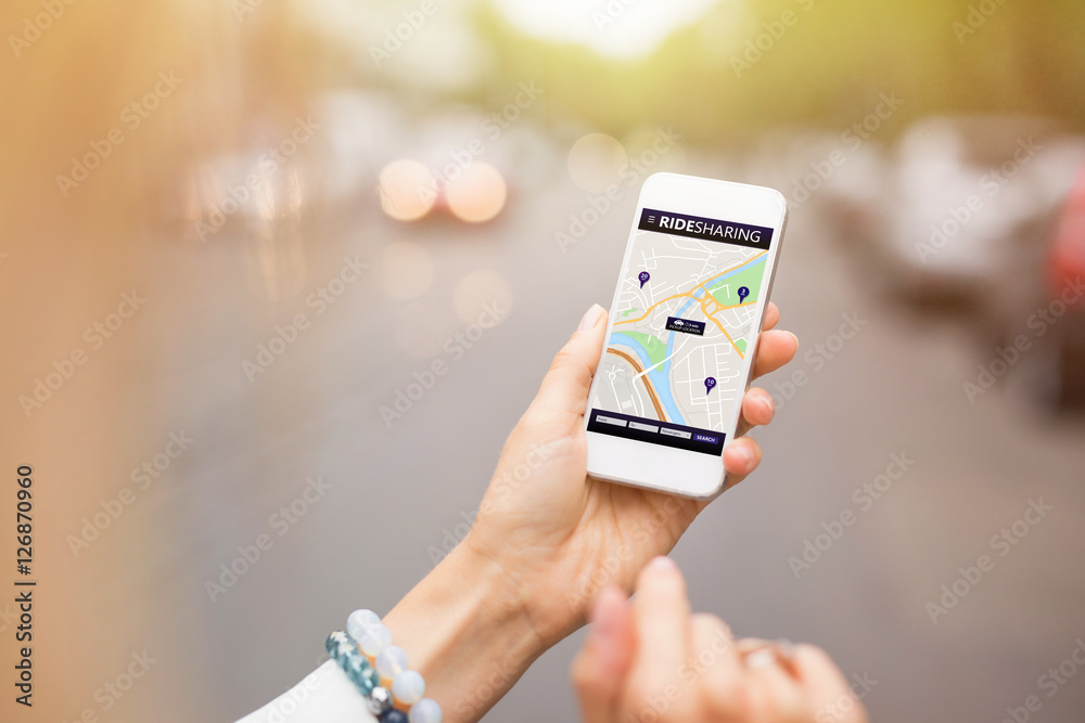 Ride sharing app on mobile phone - obrazy, fototapety, plakaty 
