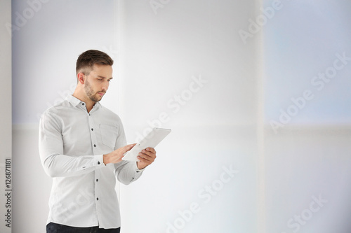 Young businessman with tabl...