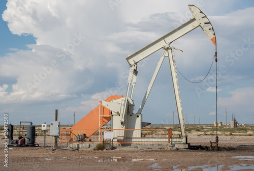 Fotografie Pump jack pumping oil in west Texas near Midland/Odessa