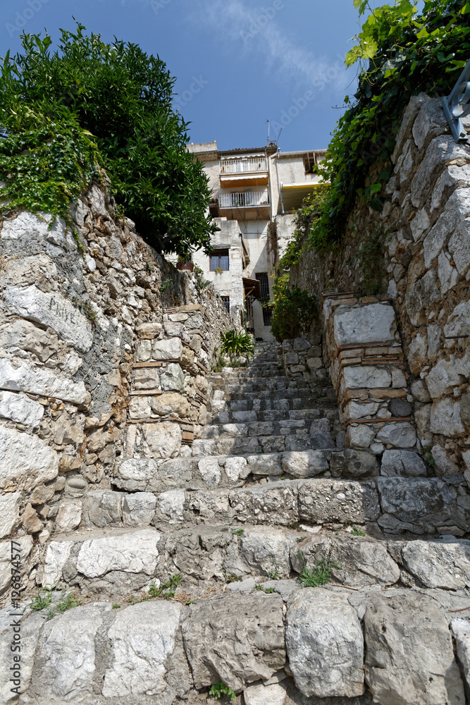 Passage et escalier en pierre  de style moyen-âgeux dans le village de Saint-Paul de Vence dans les Alpes-Maritimes, France