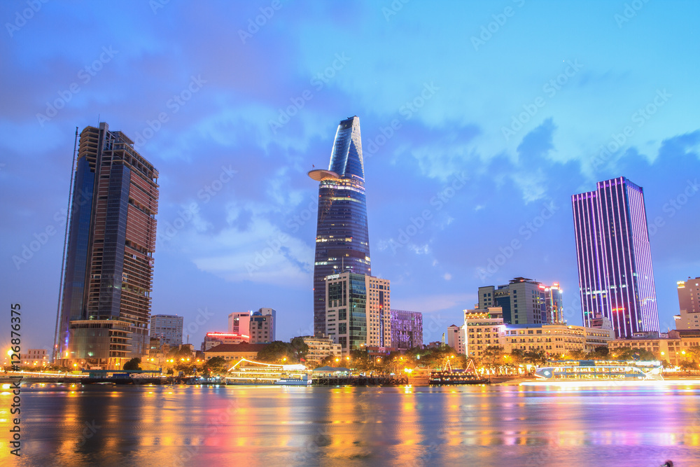Obraz premium Night view of Downtown center of Ho Chi Minh city on Saigon riverbank in twilight, Vietnam. 
