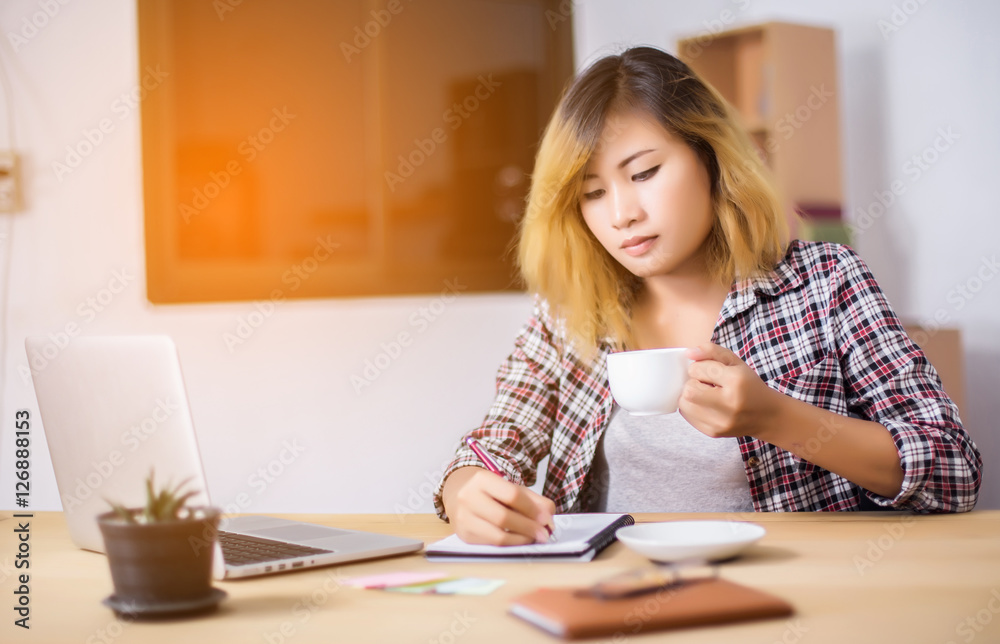 business woman writing something on notepad in office. business woman writing something on notepad in office.