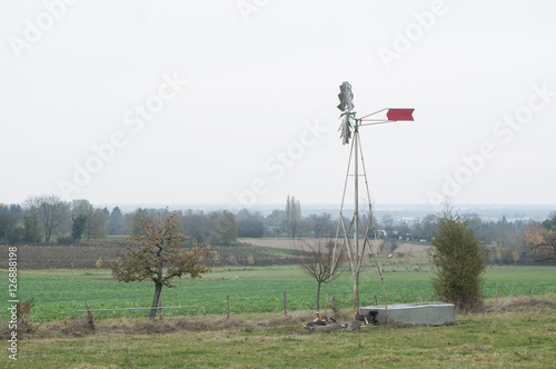 éolienne ancienne dans un champ