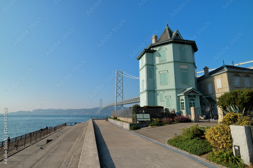 Obraz premium 神戸舞子公園 孫文記念館と明石海峡大橋