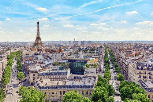 Piękny widok panoramiczny na Paryż z dachu Triumfalnego