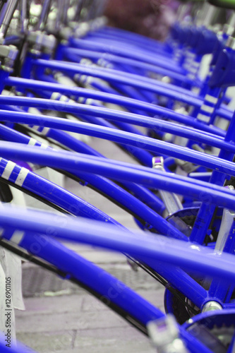 Blaue Fahrräder im Fahrradständer